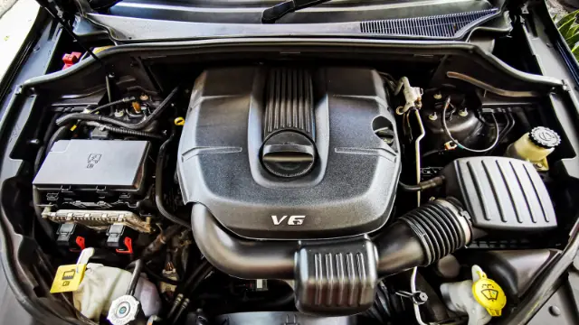 موتور V6 (V6 Engine) در محفظه موتور خودرو