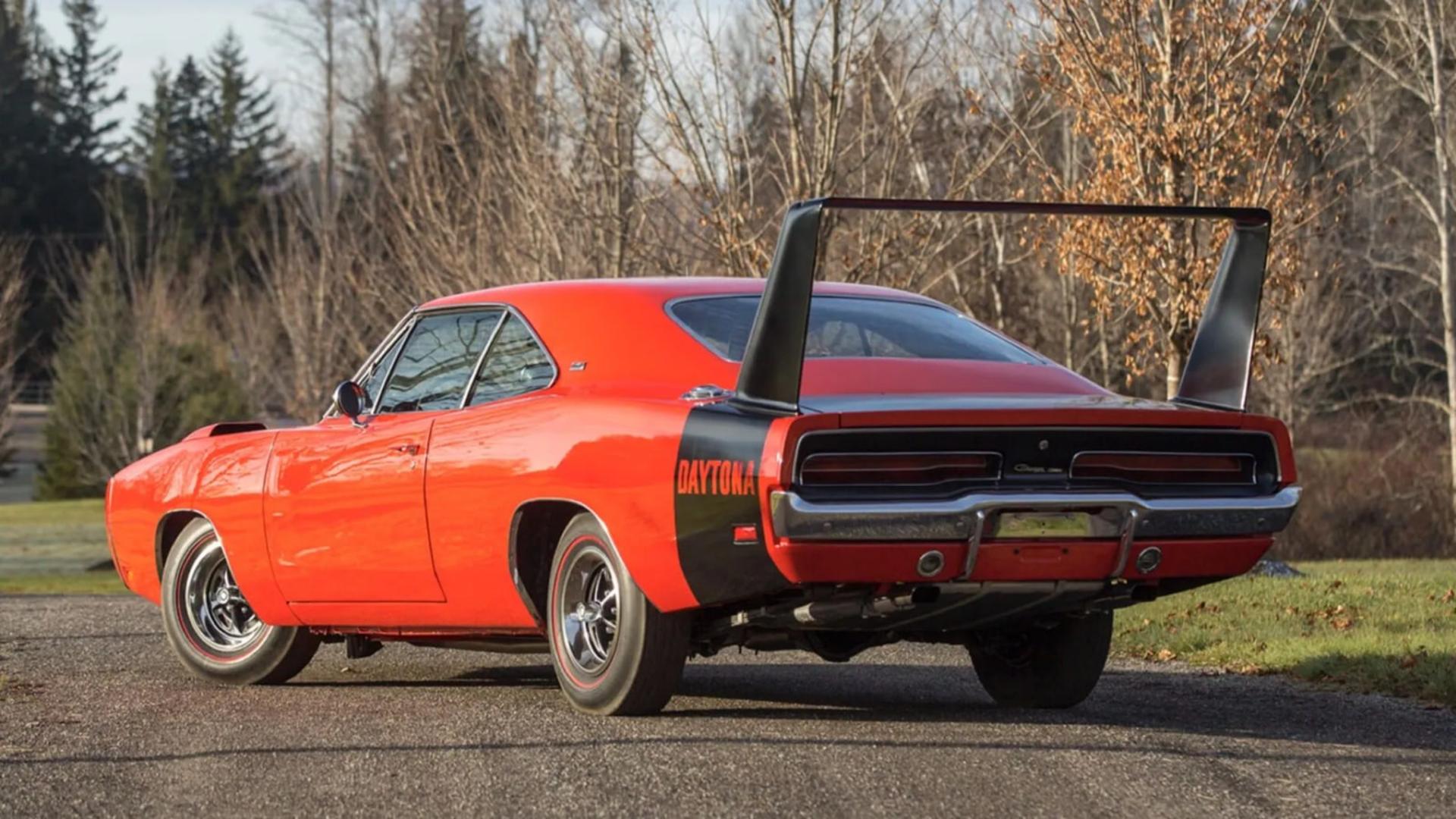 خودرو دوج چارجر دایتونا (Dodge Charger Daytona) با بال عقب بسیار بزرگ و قرمز رنگ