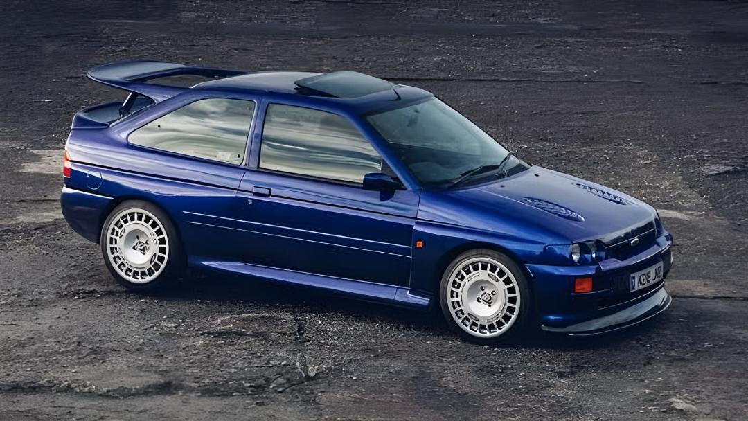 خودرو آبی رنگ فورد اس‌ار‌تی (Ford Escort RS Cosworth) با بال عقب بزرگ