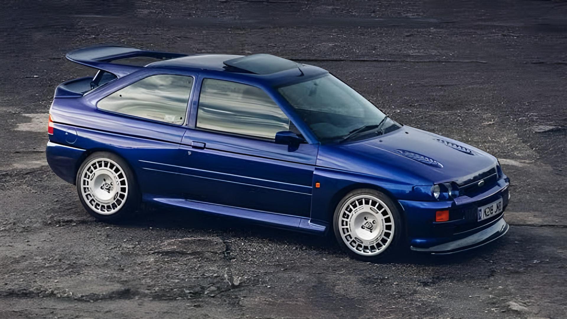 خودرو آبی رنگ فورد اس‌ار‌تی (Ford Escort RS Cosworth) با بال عقب بزرگ