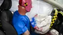 آدمک تست تصادف (Crash Test Dummy) با صورت صورتی در کابین خودرو