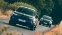 خودروهای کوپرا Born VZ (Cupra Born VZ) و واکسهال Mokka GSE (Vauxhall Mokka GSE) در حال حرکت در جاده