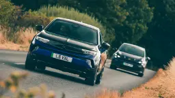 خودروهای کوپرا Born VZ (Cupra Born VZ) و واکسهال Mokka GSE (Vauxhall Mokka GSE) در حال حرکت در جاده