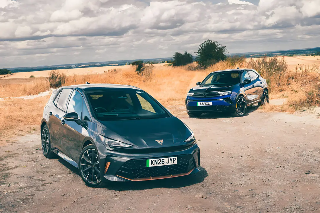 خودروهای برقی کوپرا Born VZ (Cupra Born VZ) و واکسهال Mokka GSE (Vauxhall Mokka GSE) در جاده