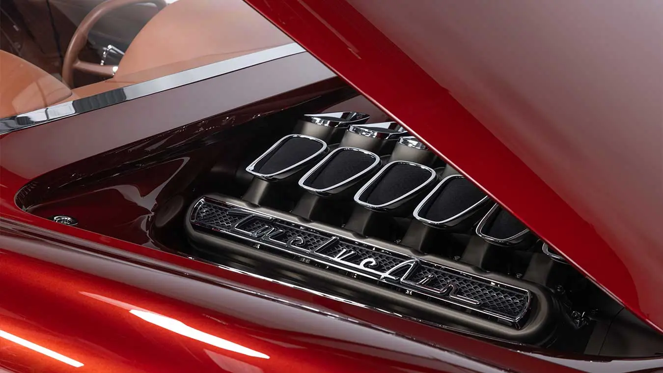 موتور بازسازی‌شده کوروت (Corvette) با پیشرانه ۹.۲ لیتری دوازده سیلندر زیر کاپوت قرمز