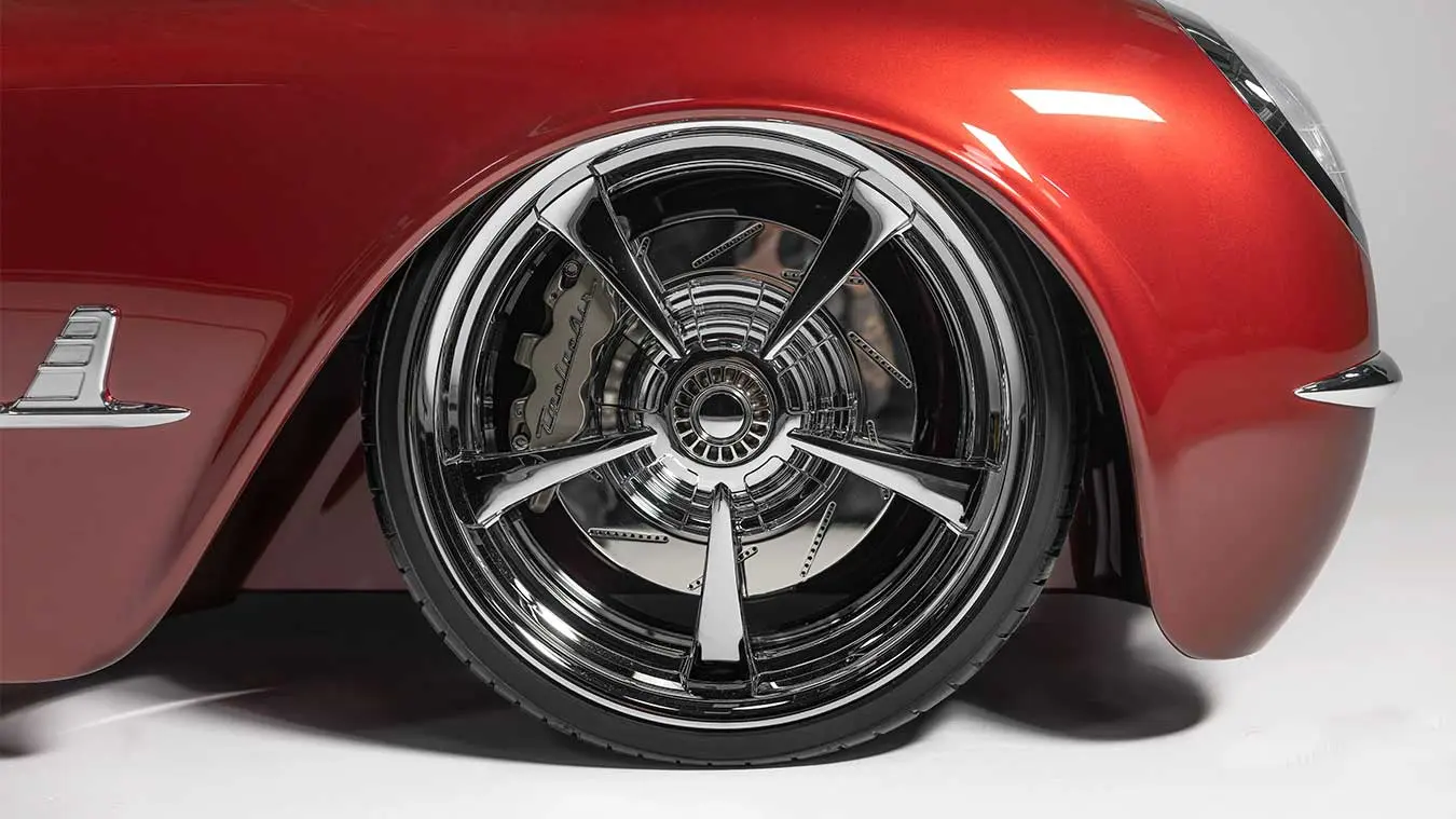 رینگ کروم براق و چرخ خودروی بازسازی‌شده کوروت (Corvette) با بدنه قرمز
