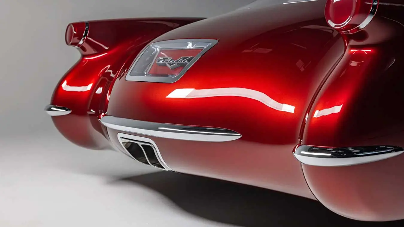 بخش عقب خودروی کلاسیک کوروت (Corvette) با رنگ قرمز متالیک و بدنه براق