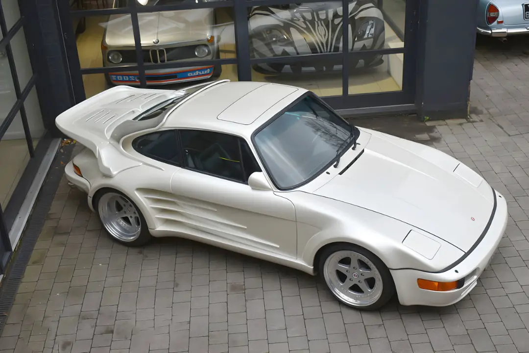 خودروی پورشه (Porsche) 911 با بدنه سفارشی و طراحی خاص در فضای باز
