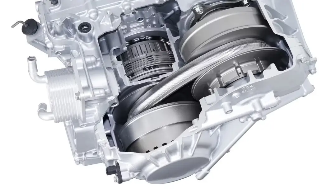 اجزای داخلی گیربکس CVT شامل پولی‌ها و تسمه فلزی