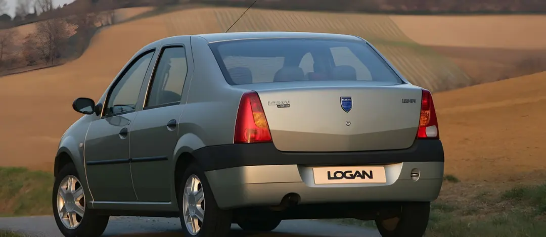 خودرو داچیا لوگان (Dacia Logan) در یک مسیر روستایی