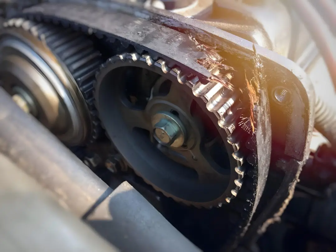 تسمه تایم (Timing Belt) آسیب‌دیده و فرسوده روی چرخ‌دنده‌های موتور خودرو