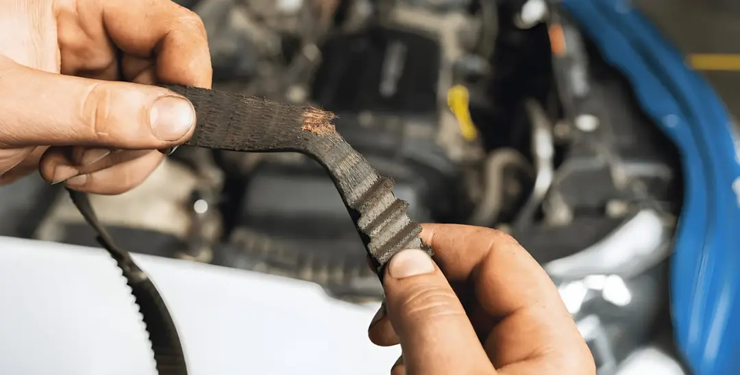 تسمه تایم (Timing Belt) پاره شده و فرسوده در دست تعمیرکار