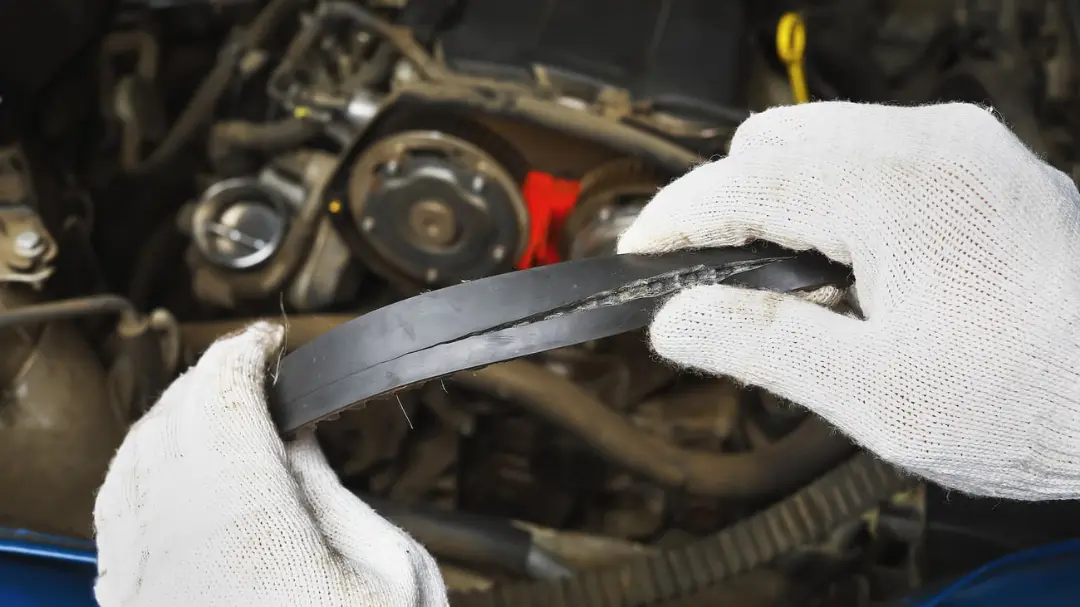 تسمه تایم (Timing Belt) فرسوده و ترک‌خورده در دست تعمیرکار