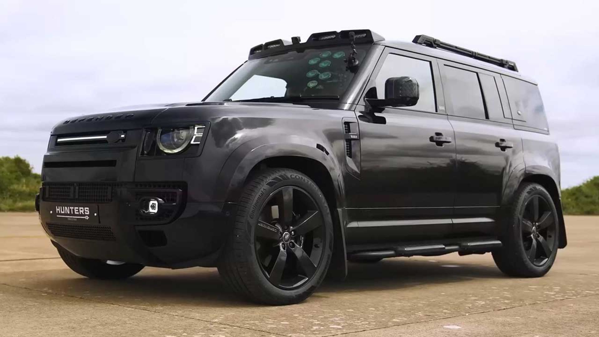 درگ مرسدس G63 با لندروور دیفندر اوکتا