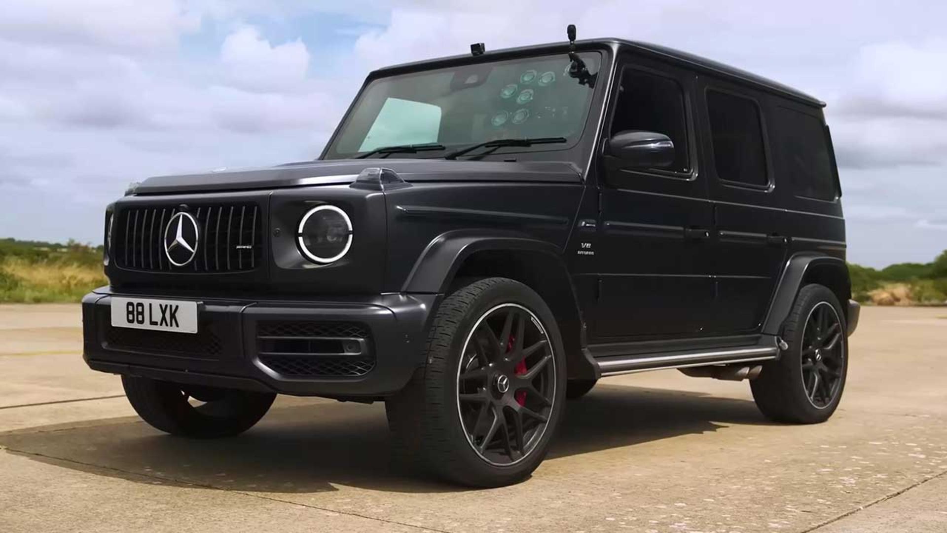 درگ مرسدس G63 با لندروور دیفندر اوکتا