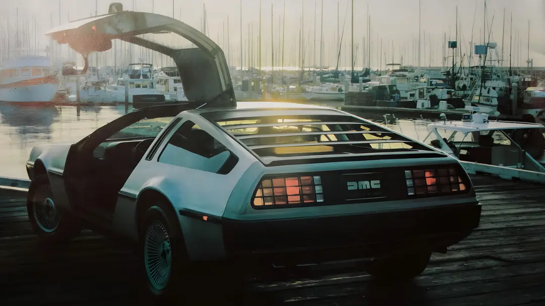 خودروی دیلورین (DeLorean DMC-12) با درب‌های بال‌پرنده در کنار اسکله