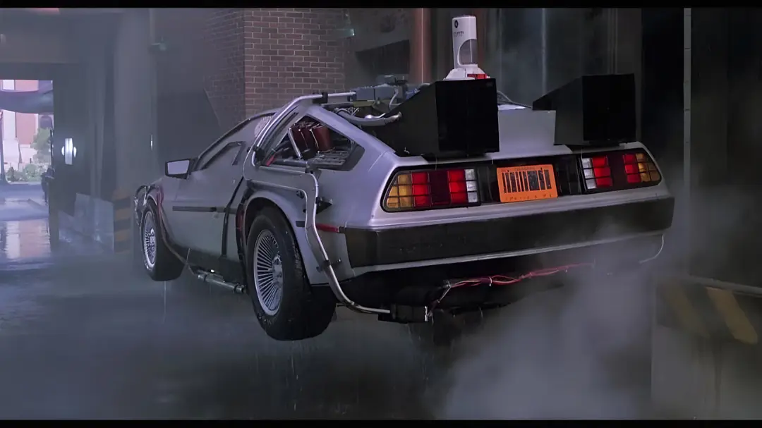 خودروی استیل دلورین (DeLorean DMC-12) در حال حرکت در میان دود و باران