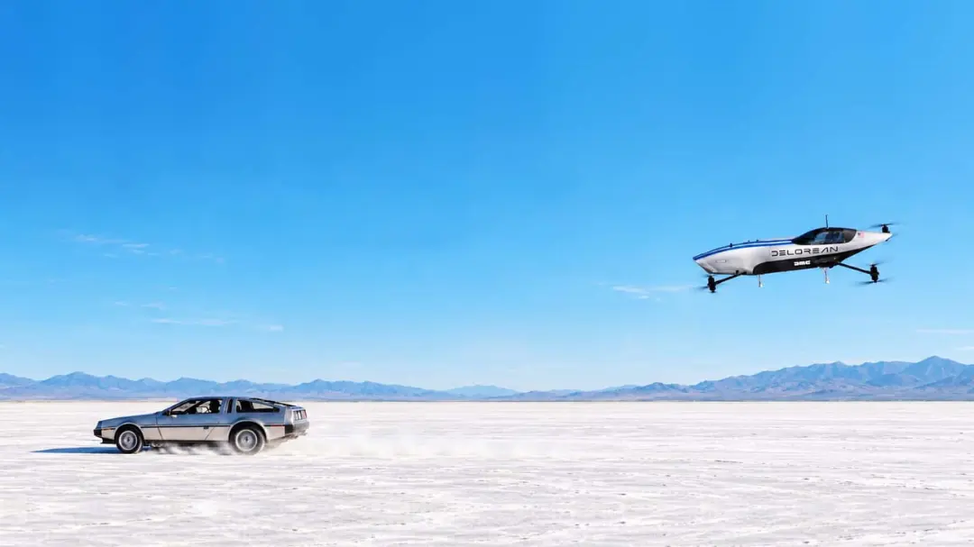 خودروی پرنده دلورین (Delorean) در حال پرواز در کنار خودروی کلاسیک دلورین روی زمین نمک‌زار