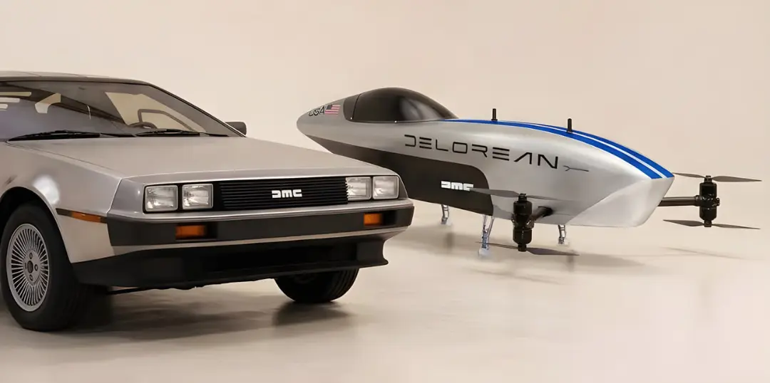 خودروی پرنده دلورین (Delorean) در کنار خودروی کلاسیک نقره‌ای مدل DMC