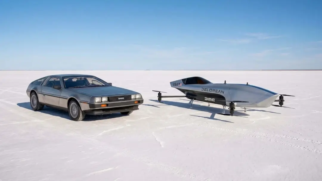 خودرو پرنده (Flying Car) برند دلورین (DeLorean) در کنار خودروی کلاسیک دلورین در دشت نمک