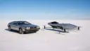 خودرو پرنده (Flying Car) برند دلورین (DeLorean) در کنار خودروی کلاسیک دلورین در دشت نمک
