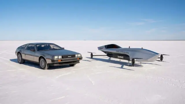 خودرو پرنده (Flying Car) برند دلورین (DeLorean) در کنار خودروی کلاسیک دلورین در دشت نمک