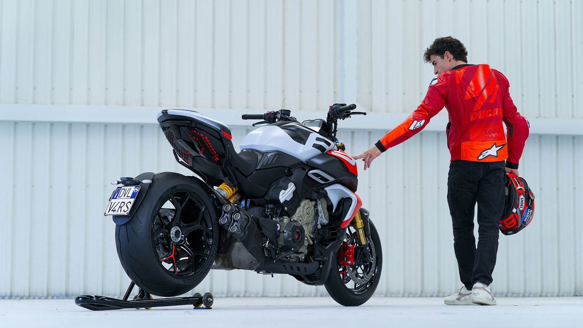 پشت دوکاتی دیاول v4 Rs
