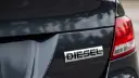نشان کلمه DIESEL روی بدنه سیاه یک خودروی سواری