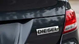 نشان کلمه DIESEL روی بدنه سیاه یک خودروی سواری