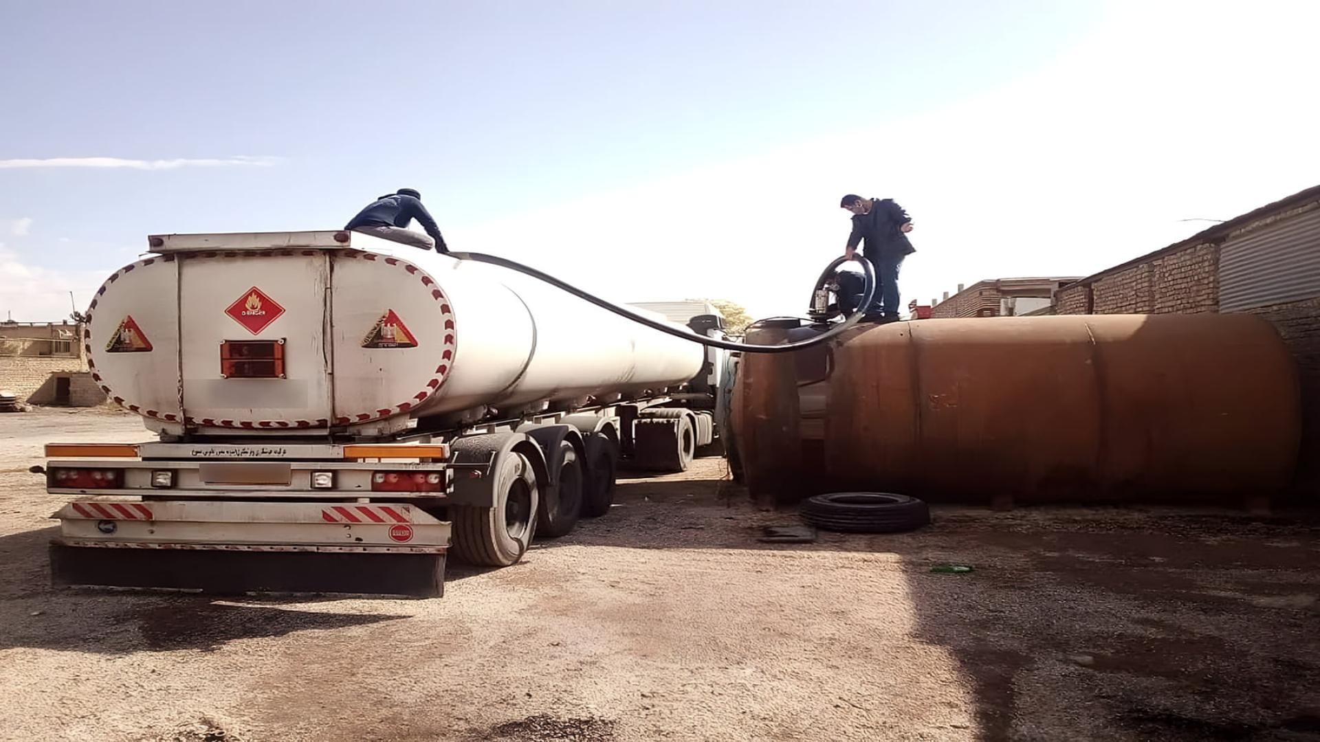 تانکر حمل گازوئیل در حال تخلیه سوخت به مخزن بزرگ