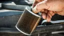 فیلتر بنزین (Fuel Filter) کثیف و سیاه شده در موتور خودرو