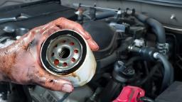 فیلتر روغن (Oil Filter) کثیف و پر از روغن در دست تعمیرکار