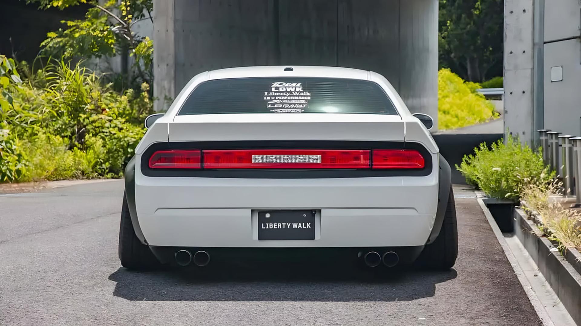 نمای عقب خودروی دوج چلنجر (Dodge Challenger) با کیت بدنه لیبرتی‌واک (Liberty Walk)