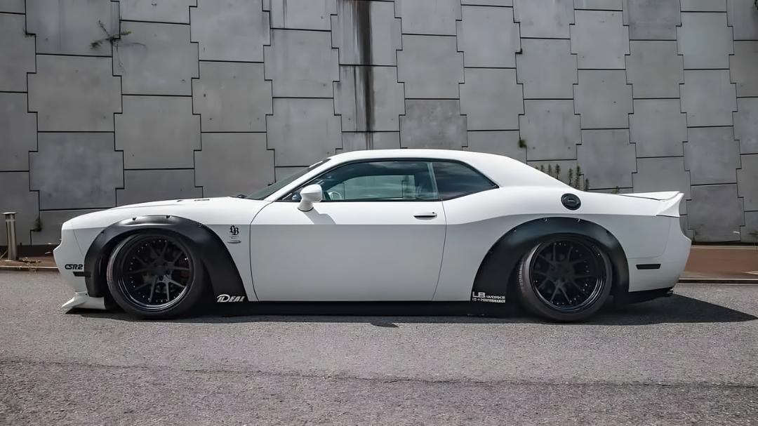 دوج چلنجر (Dodge Challenger) سفید با کیت بدنه پهن لیبرتی‌واک (Liberty Walk)
