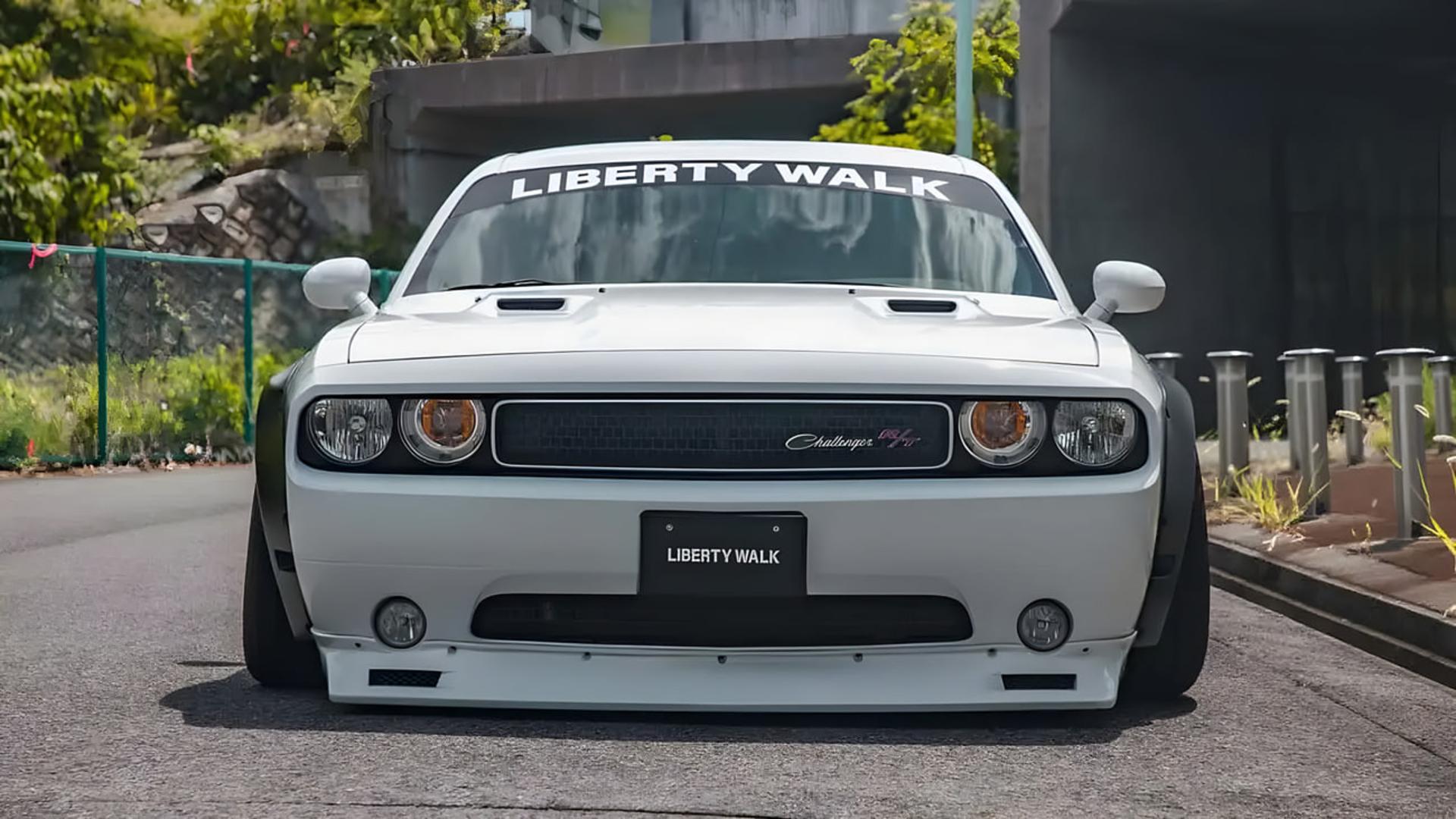 دوج چلنجر (Dodge Challenger) سفید با بدنه پهن و تیونینگ لیبرتی‌واک (Liberty Walk)