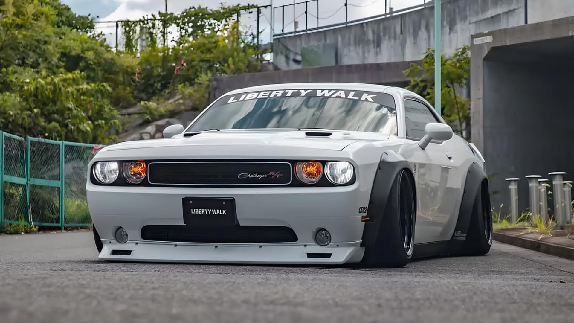 دوج چلنجر (Dodge Challenger) سفید با کیت بدنه و تعلیق بادی لیبرتی‌واک (Liberty Walk)