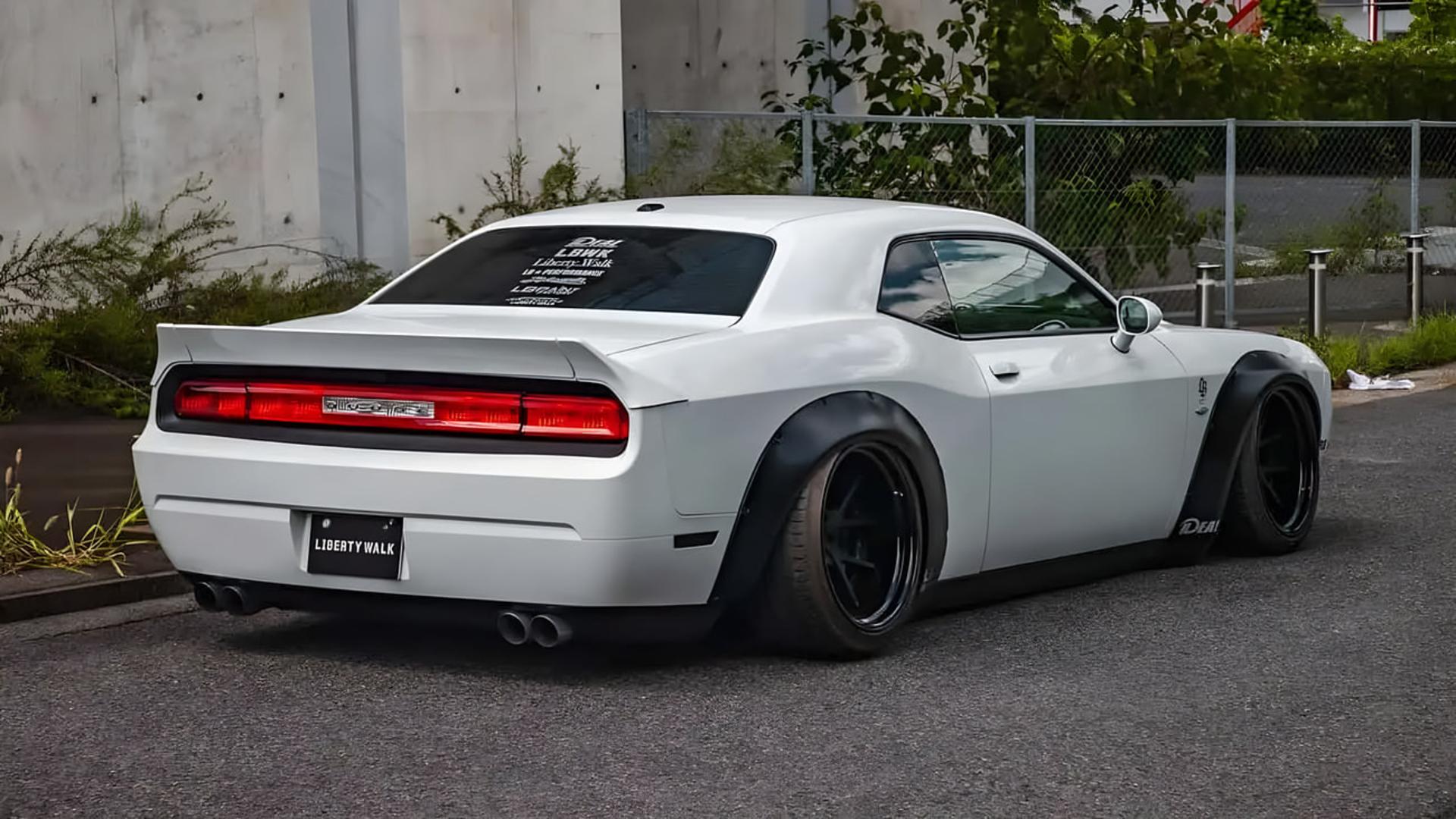 دوج چلنجر (Dodge Challenger) سفید با کیت بدنه پهن لیبرتی‌واک (Liberty Walk)