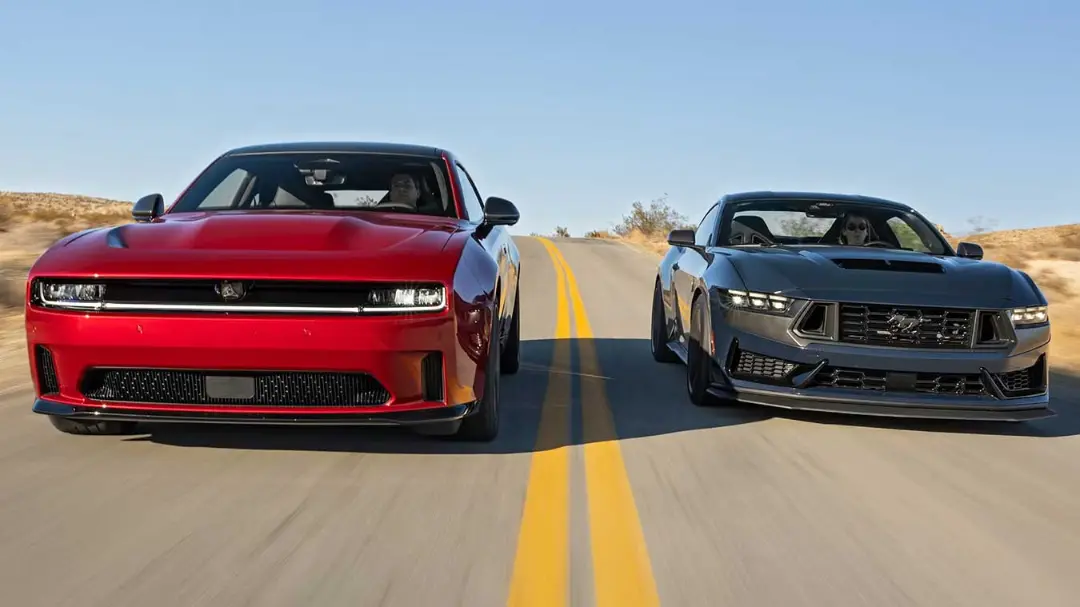خودروهای دوج چارجر (Dodge Charger) قرمز و دوج چالنجر (Dodge Challenger) خاکستری در جاده