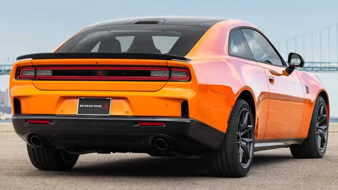 خودرو دوج چارجر (Dodge Charger) نارنجی رنگ در نمای عقب