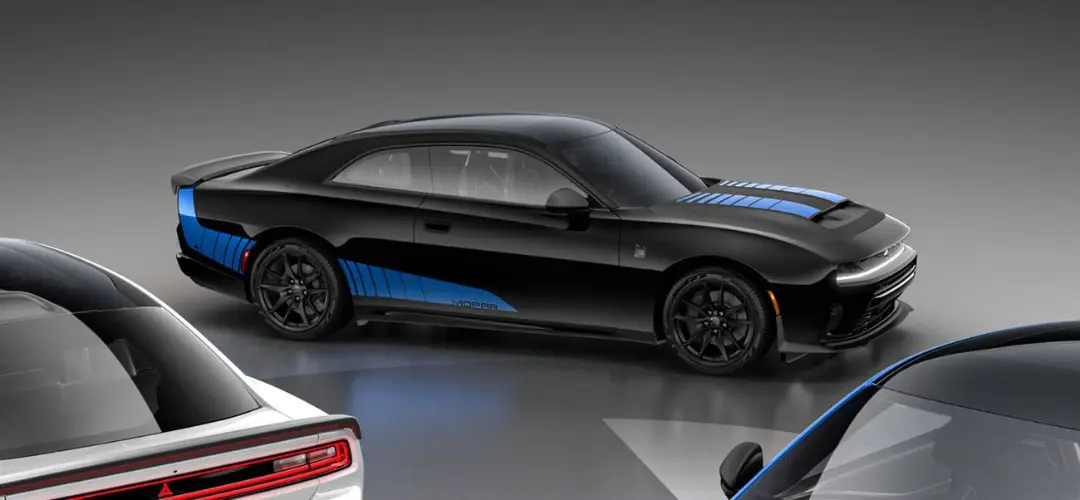 خودروی دوج چارجر (Dodge Charger) مدل موپار ۲۷ با رنگ مشکی و خطوط آبی