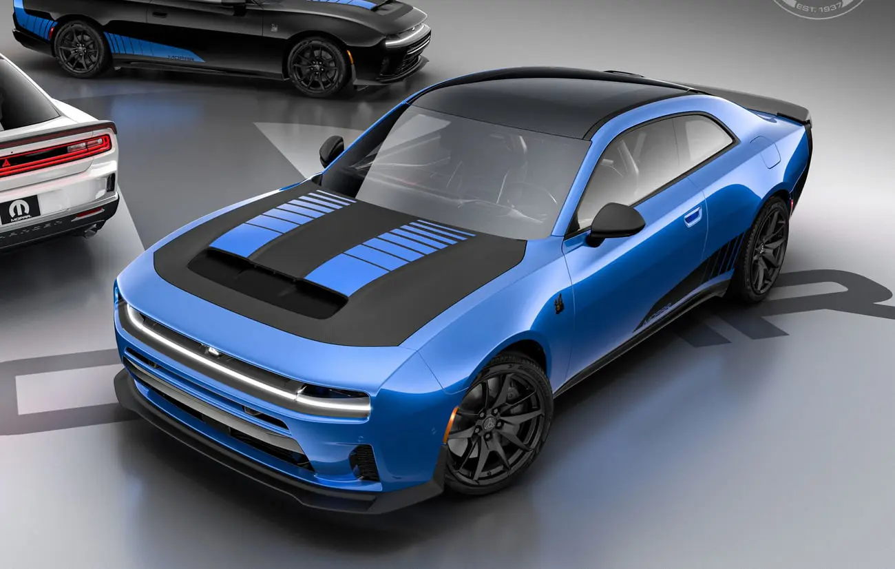 خودروی دوج چارجر (Dodge Charger) مدل موپار ۲۷ با رنگ آبی و کاور مات روی کاپوت