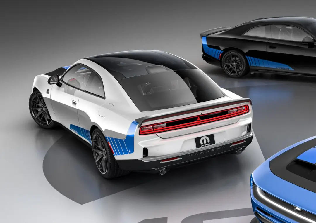 خودرو دوج چارجر (Dodge Charger) با رنگ سفید و طرح‌های آبی و نقره‌ای