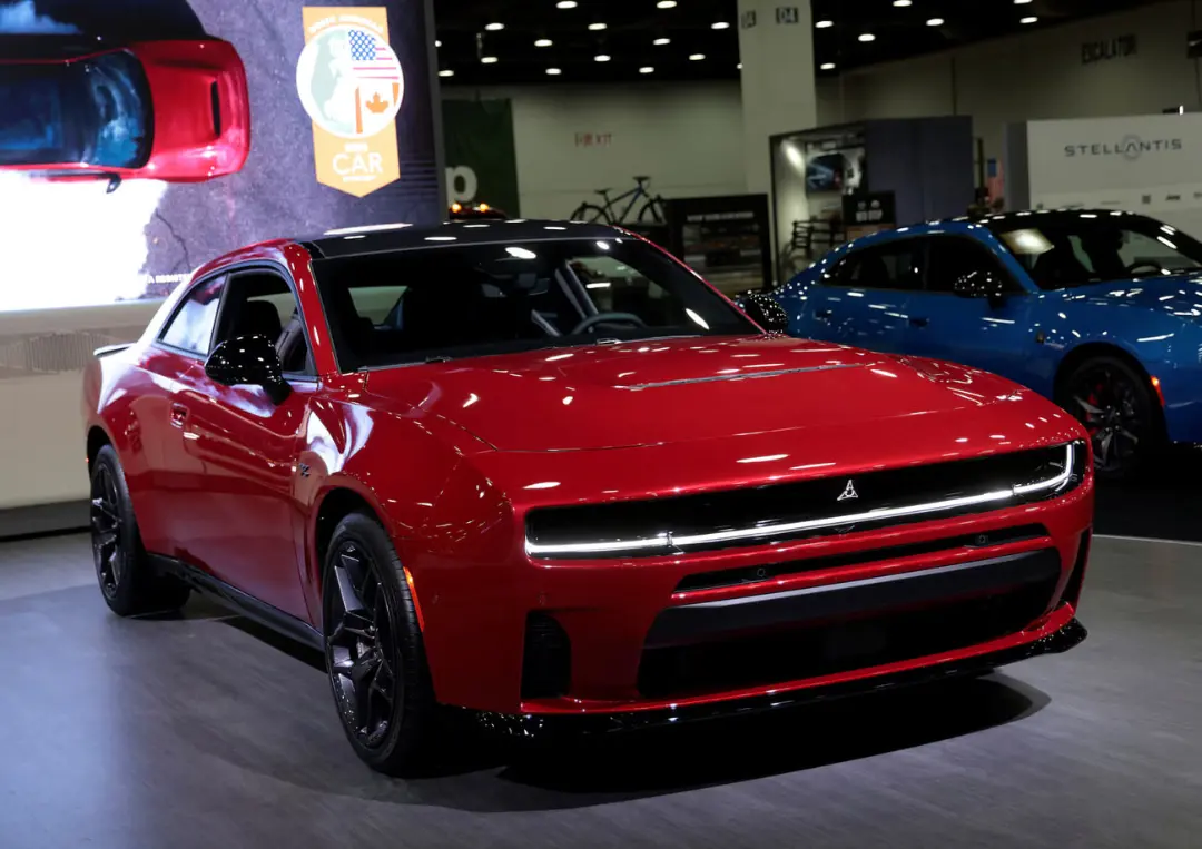 خودروی دوج چارجر (Dodge Charger) قرمز رنگ در نمایشگاه خودرو