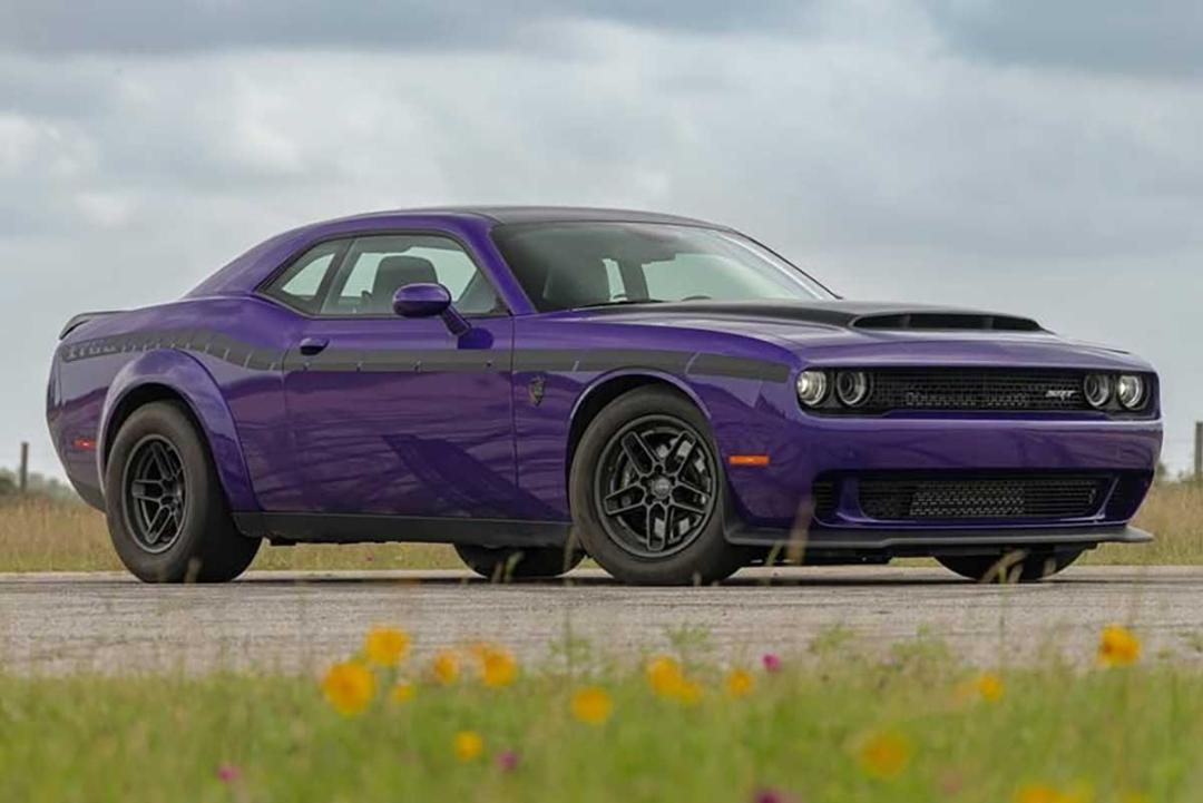 دوج چلنجر (Dodge Challenger) SRT دیمن بنفش رنگ در مسیر جاده‌ای