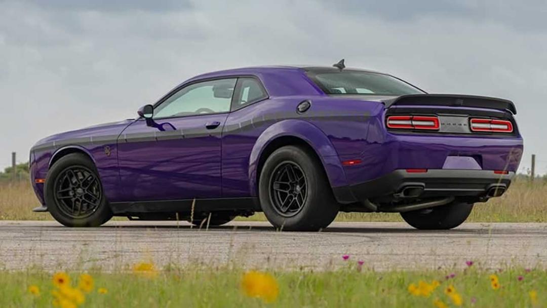 خودروی دوج چلنجر SRT دیمن (Dodge Challenger SRT Demon) بنفش رنگ در فضای باز