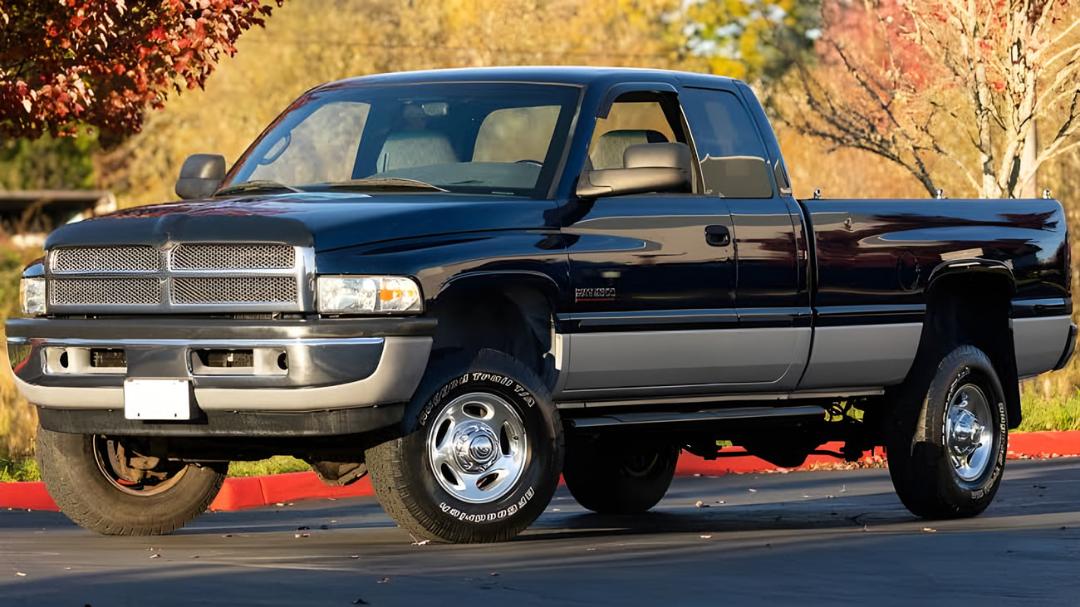 پیکاپ دوج (Dodge Ram) مدل ۱۹۹۵ با موتور الکتریکی و بدنه مشکی