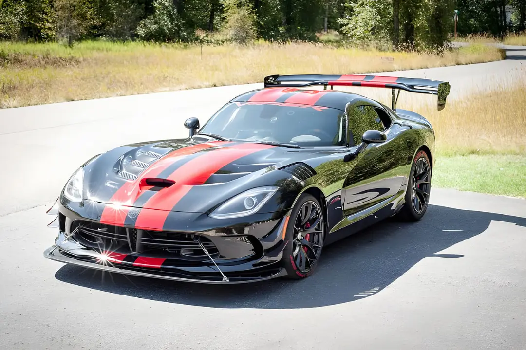 دوج وایپر (Dodge Viper) مدل ACR Extreme با رنگ مشکی و خطوط قرمز روی جاده
