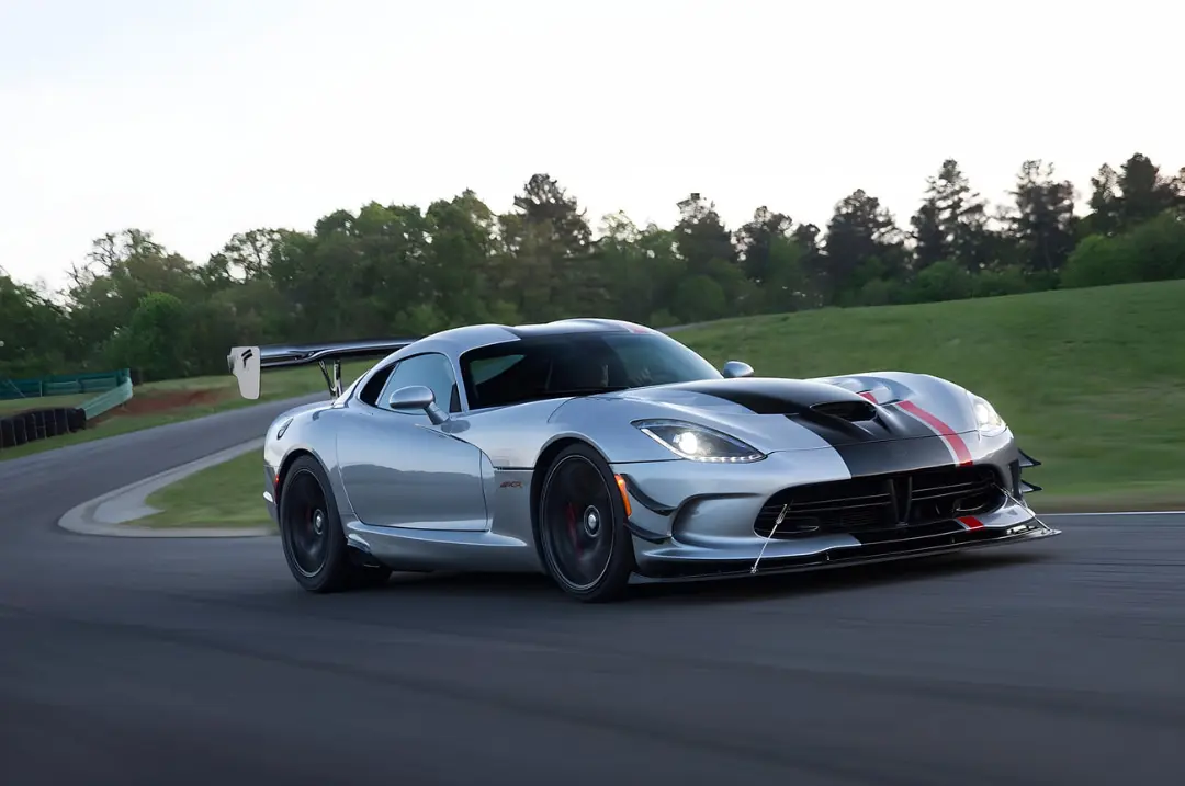 خودرو دوج وایپر (Dodge Viper) مدل ACR در حال حرکت در پیست مسابقه