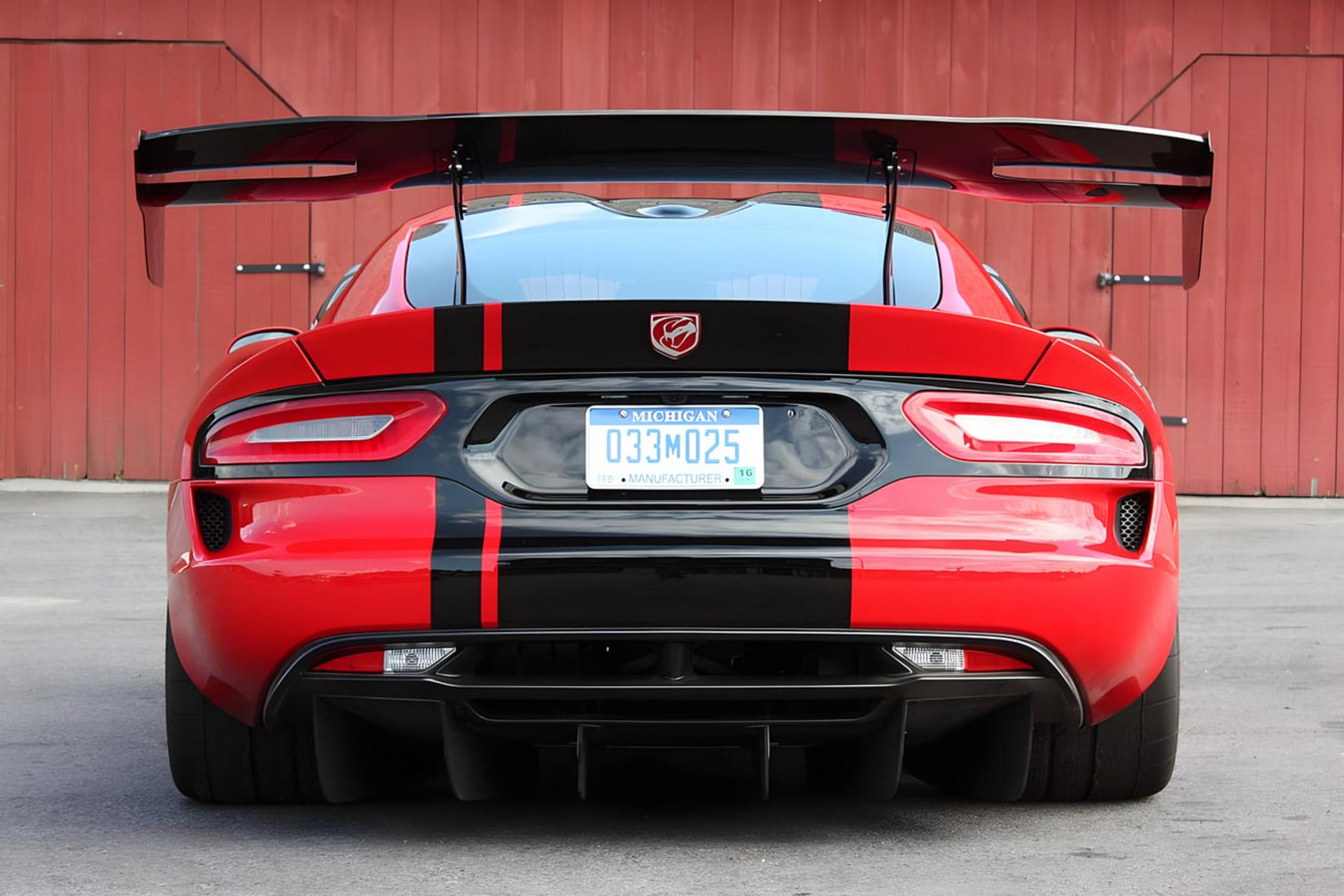 بال عقب بزرگ و پهن خودروی قرمز رنگ دوج ویپری (Dodge Viper)