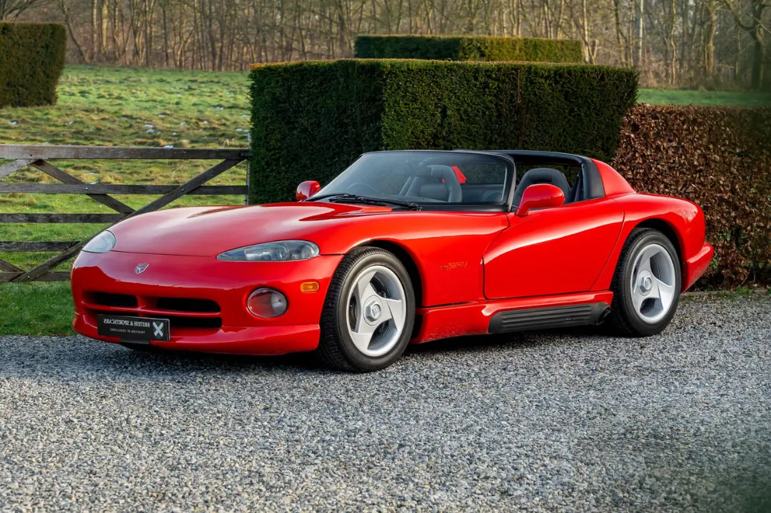خودروی اسپرت دوج وایپر (Dodge Viper) قرمز رنگ در فضای باز